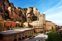 Recorrido de senderismo por un parque natural y monasterio de Montserrat desde Barcelona