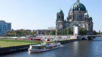 1-Hour Berlin Sightseeing Cruise Including Pizza and Drink