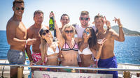 Fiesta en barco en Ibiza con bebidas, deportes acuáticos y 3 entradas gratis a clubes Fiesta en barco en Ibiza con bebidas, deportes acuáticos y 3 entradas gratis a clubes