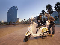 Tour de 6 horas en moto Vespa por Barcelona guiado por GPS Tour de 6 horas en moto Vespa por Barcelona guiado por GPS