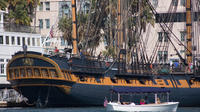 Le Musée Maritime de San Diego et l'embarcadère pour sortie de juin Croisière Dans la baie USS Midway Bay