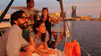 Seilas i solnedgang fra Port Vell i Barcelona Seilas i solnedgang fra Port Vell i Barcelona
