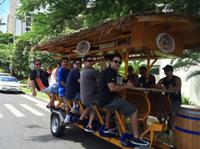 Tournée festive des bars d'Oahu en vélo à Kaka'ako festif
