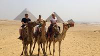 Giza Pyramids and Sphinx: Guided Day Tour from Cairo