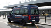 Transfert en bus-navette à l'Arrivée de l'aéroport de Prague au centre de Prague