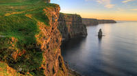 Excursion d'une journée aux falaises de Moher et au Burren incluant le château de Dunguaire, la grotte d'Aillwee et Doolin au départ de Galway image 1 Excursion d'une journée aux falaises de Moher et au Burren incluant le château de Dunguaire, la grotte d'Aillwee et Doolin au départ de Galway image 1