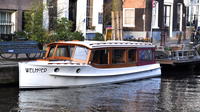 Privérondvaart door de grachten van historisch Amsterdam op een salonboot Privérondvaart door de grachten van historisch Amsterdam op een salonboot