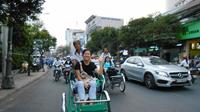 Saigon by Night: Cyclo Ride including Dinner on cruise