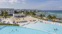 Walexcursie Montego Bay: Luxury Beach-dagpas voor Grand Palladium Resort and Spa Walexcursie Montego Bay: Luxury Beach-dagpas voor Grand Palladium Resort and Spa