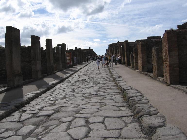 pompeii-street-photo_987224-770tall.jpg