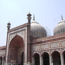 The main entry to the Mosque - the largest in India. The courtyard can accommodate up to 15,000 people for Friday prayers - Photo by: Balti-most, USA