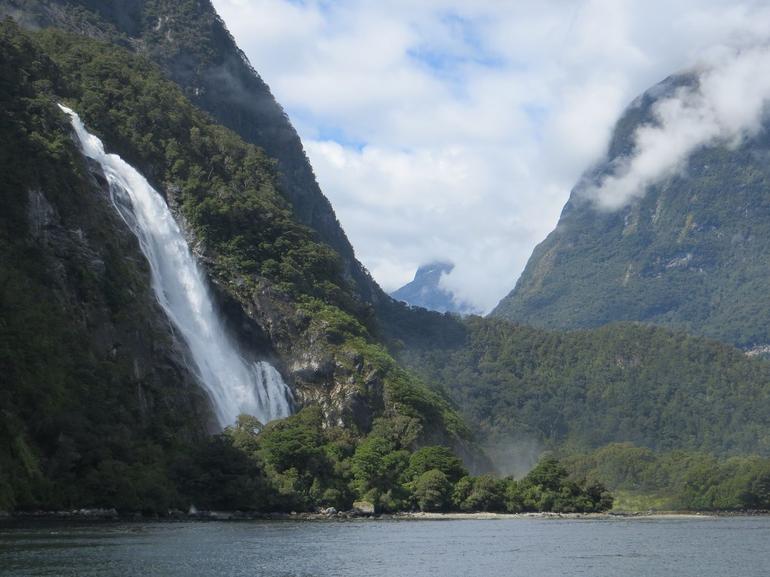 Full-Day Milford Sound Hiking Tour with Cruise
