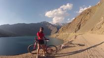 Recorrido en bicicleta de montaña por los Andes en el Embalse El Yeso desde Santiago Recorrido en bicicleta de montaña por los Andes en el Embalse El Yeso desde Santiago