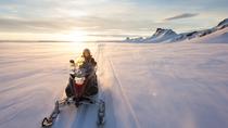Motonieve en el glaciar Langjökull y baño en la laguna secreta con almuerzo para grupos pequeños Motonieve en el glaciar Langjökull y baño en la laguna secreta con almuerzo para grupos pequeños