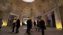 Le Colisée et le tour à casque du palais d'or de l'empereur Néron Le Colisée et le tour à casque du palais d'or de l'empereur Néron