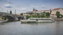 Turístico no Rio Moldava em Praga Turístico no Rio Moldava em Praga