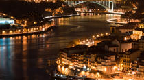 Show de Fado, incluindo jantar e traslado em veículo de luxo com vinho espumante Show de Fado, incluindo jantar e traslado em veículo de luxo com vinho espumante
