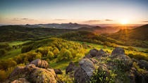 Excursion d'une journée complète dans la campagne en véhicule tout terrain au départ de Prague : volcans, mont Rana et visite d'une ferme produisant du fromage de chèvre Excursion d'une journée complète dans la campagne en véhicule tout terrain au départ de Prague : volcans, mont Rana et visite d'une ferme produisant du fromage de chèvre