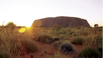 Excursión a Uluru al amanecer desde Ayers Rock Excursión a Uluru al amanecer desde Ayers Rock