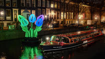 Cruzeiro das águas coloridas pelos canais do Festival das luzes de Amsterdã Cruzeiro das águas coloridas pelos canais do Festival das luzes de Amsterdã