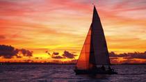 Cruzeiro de catamarã ao pôr do sol em Aruba Cruzeiro de catamarã ao pôr do sol em Aruba