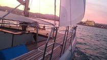 Bei Sonnenuntergang mit dem Katamaran segeln auf Mallorca Bei Sonnenuntergang mit dem Katamaran segeln auf Mallorca