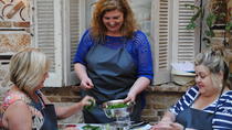 Lezioni di cucina greca in una taverna ad Atene Lezioni di cucina greca in una taverna ad Atene