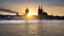 Abendliche Panorama-Flussfahrt auf dem Rhein in Köln Abendliche Panorama-Flussfahrt auf dem Rhein in Köln