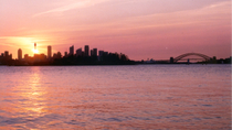 Navigation au coucher du soleil dans le port de Sydney Navigation au coucher du soleil dans le port de Sydney