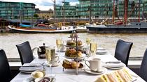 Cruise met 'afternoon tea' op de rivier de Theems in Londen Cruise met 'afternoon tea' op de rivier de Theems in Londen