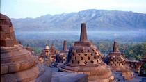 Java tour di 2 giorni da Bali con visita a Yogyakarta e al Tempio di Borobudur Java tour di 2 giorni da Bali con visita a Yogyakarta e al Tempio di Borobudur