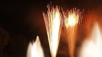 Spectacle des Grandes Eaux et feux d'artifice à Versailles au départ de Paris Spectacle des Grandes Eaux et feux d'artifice à Versailles au départ de Paris