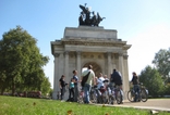 Offre spéciale Londres : visite en vélo de la Londres royale avec visite pédestre en soirée et dîner Fish and Chips Offre spéciale Londres : visite en vélo de la Londres royale avec visite pédestre en soirée et dîner Fish and Chips