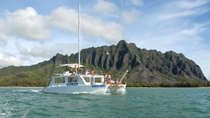 Cruzeiro pela Kaneohe Bay de catamarã em Oahu Cruzeiro pela Kaneohe Bay de catamarã em Oahu