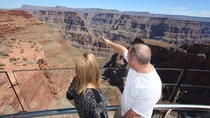 Viator Exclusive: Grand Canyon Helicopter Tour met optionele landing onder de rand en Skywalk-upgrade Viator Exclusive: Grand Canyon Helicopter Tour met optionele landing onder de rand en Skywalk-upgrade