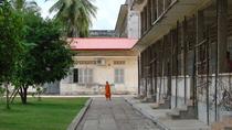 Excursion historique en petit groupe à Phnom Penh, avec le musée du Génocide et les Champs de la mort Excursion historique en petit groupe à Phnom Penh, avec le musée du Génocide et les Champs de la mort