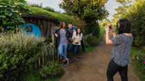 Excursion en petit groupe à Hobbiton et aux grottes de Waitomo à Auckland Excursion en petit groupe à Hobbiton et aux grottes de Waitomo à Auckland