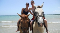 Passeggiata a cavallo in spiaggia a Fort James da Saint John's Passeggiata a cavallo in spiaggia a Fort James da Saint John's