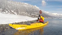 Excursion en kayak en hiver sur les eaux turquoise du lac de Brienz Excursion en kayak en hiver sur les eaux turquoise du lac de Brienz
