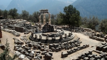 Viagem privada de 2 dias saindo de Atenas para Delfos, Galaxidi e Mosteiro de Hosios Loukas Viagem privada de 2 dias saindo de Atenas para Delfos, Galaxidi e Mosteiro de Hosios Loukas