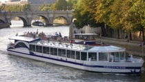 Cruzeiro com brunch pelo rio Sena em Paris Cruzeiro com brunch pelo rio Sena em Paris