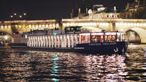 Cruzeiro fluvial pelo Rio Sena, em Paris, e jantar com 3 pratos Cruzeiro fluvial pelo Rio Sena, em Paris, e jantar com 3 pratos