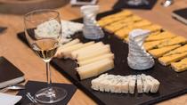 Degustação de queijo e vinho em uma adega queijo Paris Degustação de queijo e vinho em uma adega queijo Paris