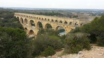 Excursão de meio dia a locais romanos na Provença saindo de Avignon, incluindo Pont du Gard, Uzès e Nîmes Excursão de meio dia a locais romanos na Provença saindo de Avignon, incluindo Pont du Gard, Uzès e Nîmes