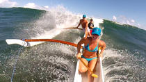 Surfe de canoa na Le Galion Beach, em São Martinho Surfe de canoa na Le Galion Beach, em São Martinho