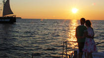 Cruzeiro ao pôr do sol em catamarã em Santorini com churrasco e bebidas Cruzeiro ao pôr do sol em catamarã em Santorini com churrasco e bebidas