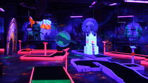 Tour met midgetgolf bij uv-licht en games in Praag, inclusief gratis alcoholvrije drankjes Tour met midgetgolf bij uv-licht en games in Praag, inclusief gratis alcoholvrije drankjes