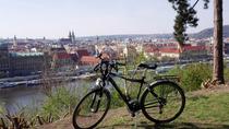Excursão de bicicleta para grupos pequenos por Praga e visita ao castelo, incluindo típico almoço tcheca Excursão de bicicleta para grupos pequenos por Praga e visita ao castelo, incluindo típico almoço tcheca