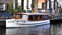 Privérondvaart door de grachten van historisch Amsterdam op een salonboot Privérondvaart door de grachten van historisch Amsterdam op een salonboot
