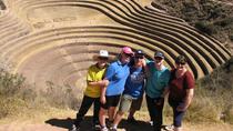 Excursión privada: Maras, Moray y Chincheros Excursión privada: Maras, Moray y Chincheros